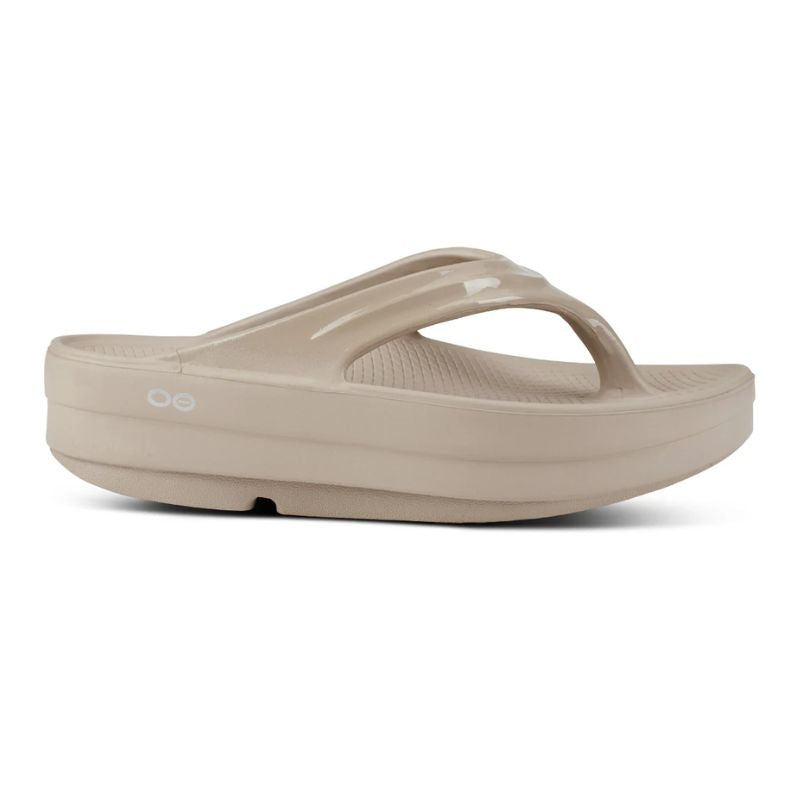 靴 OOFOS OOMEGA WOMEN Women's OOmega OOahh Sandal - Black – OOFOS